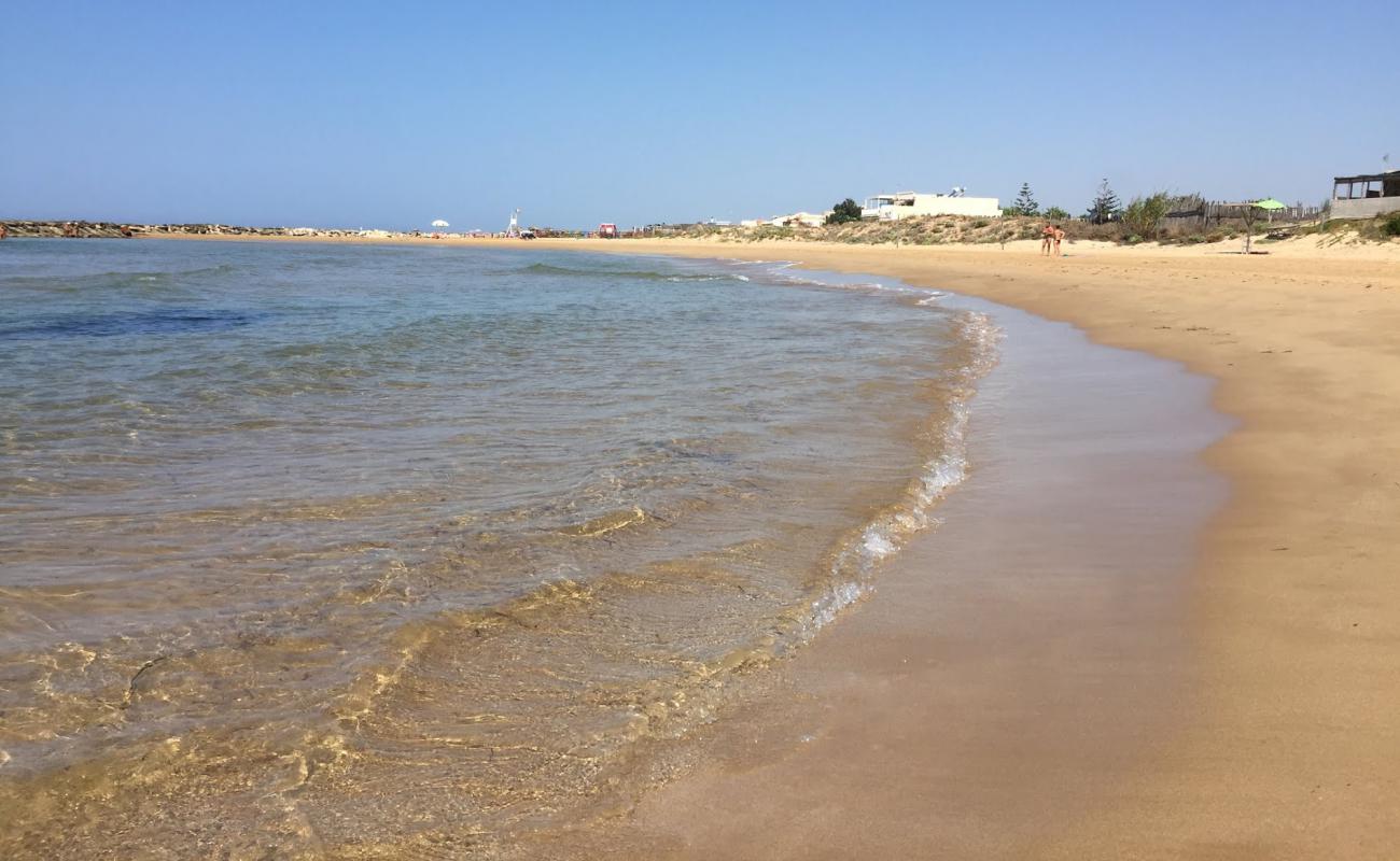 Spiaggia di Donnalucata'in fotoğrafı kahverengi kum yüzey ile