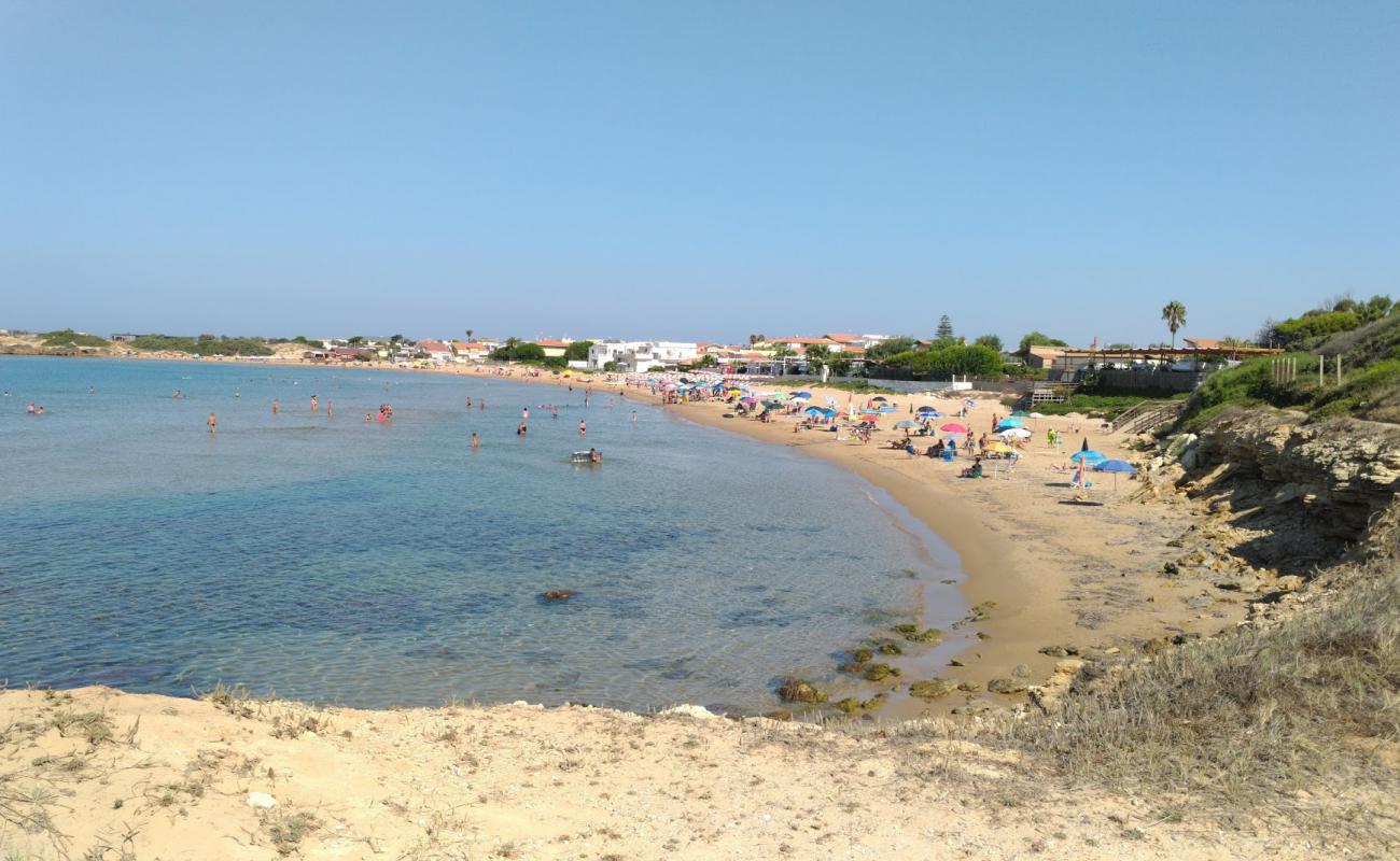 Punta Braccetto'in fotoğrafı parlak ince kum yüzey ile