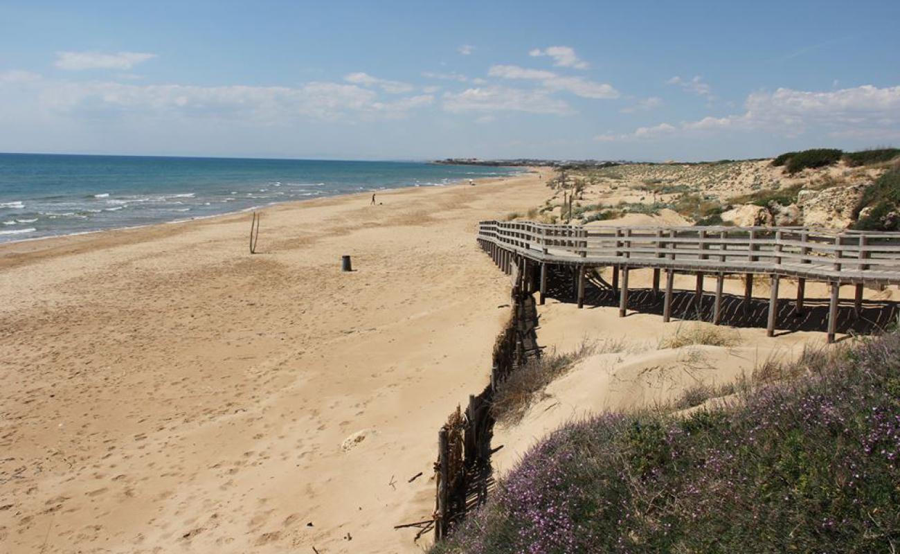 Randello beach'in fotoğrafı parlak kum yüzey ile