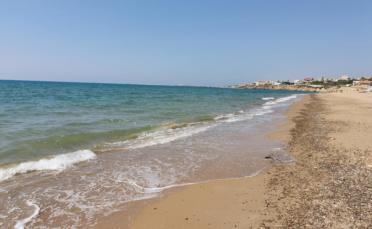 Spiaggia di Kamarina II'in fotoğrafı parlak kum yüzey ile