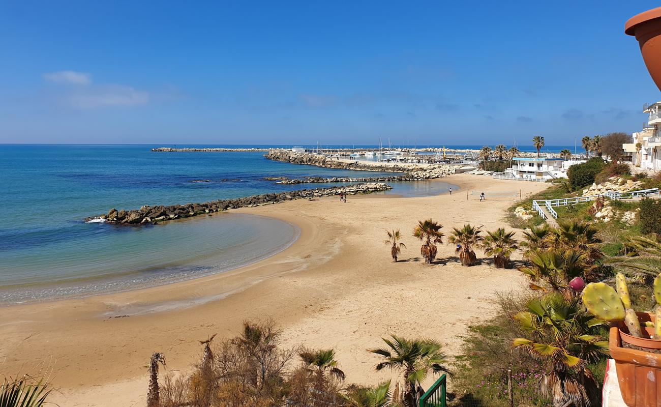 Spiaggia di Kamarina'in fotoğrafı parlak ince kum yüzey ile