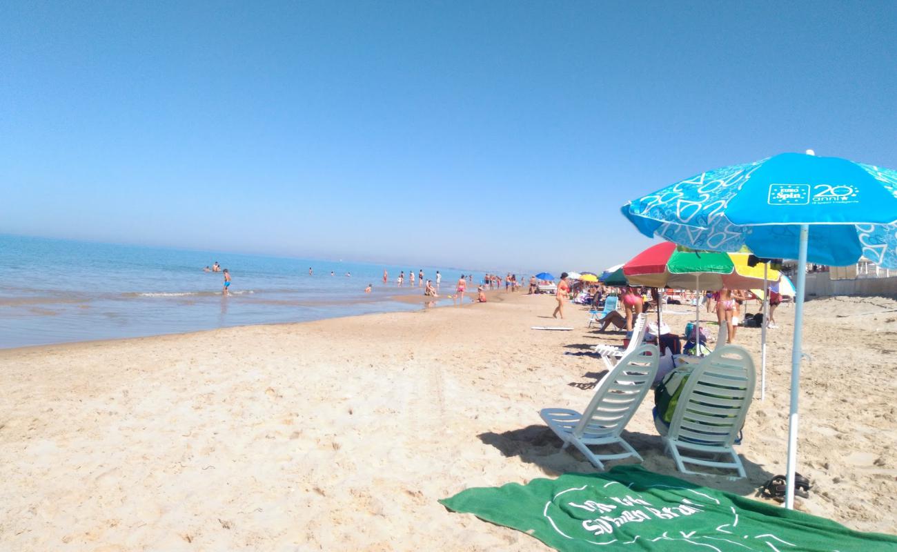 Spiaggia Marina di Acate'in fotoğrafı açık bej kum yüzey ile