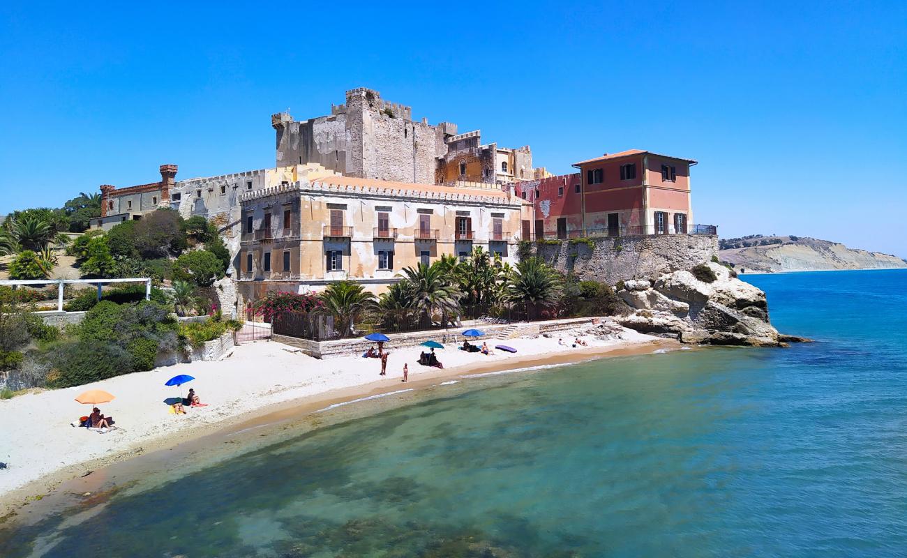 Spiaggia di Falconara'in fotoğrafı parlak kum yüzey ile