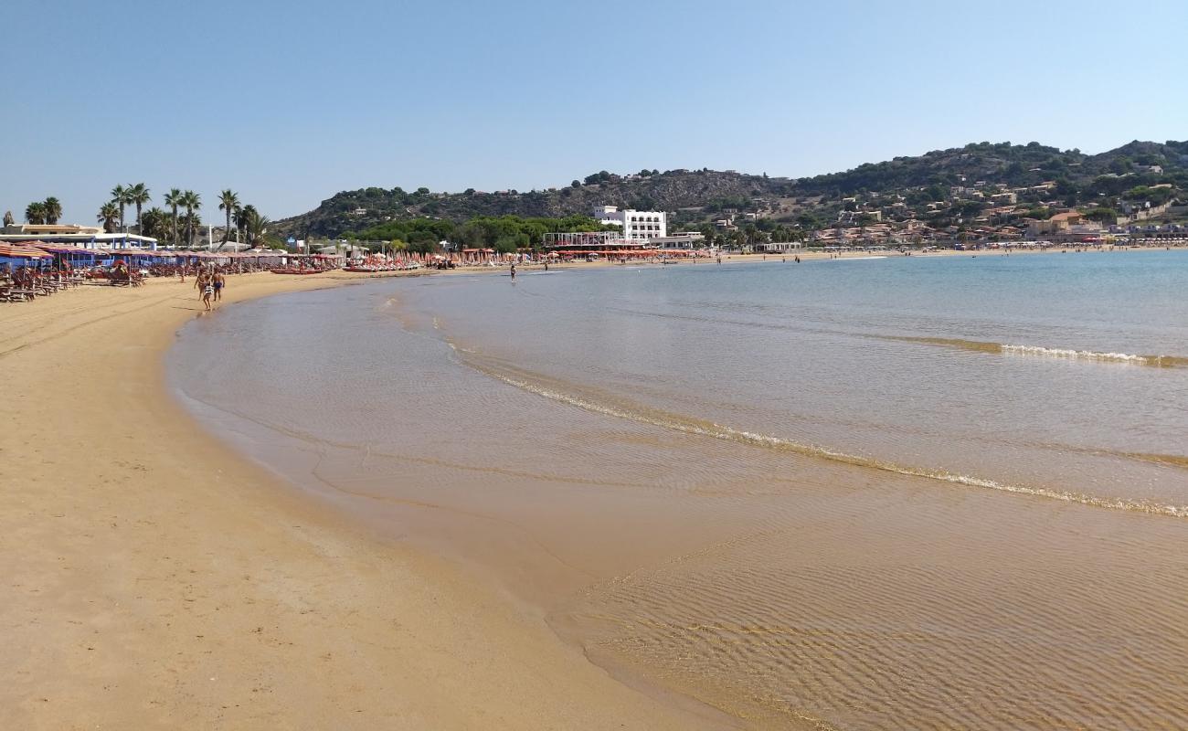 Mandy beach'in fotoğrafı parlak ince kum yüzey ile