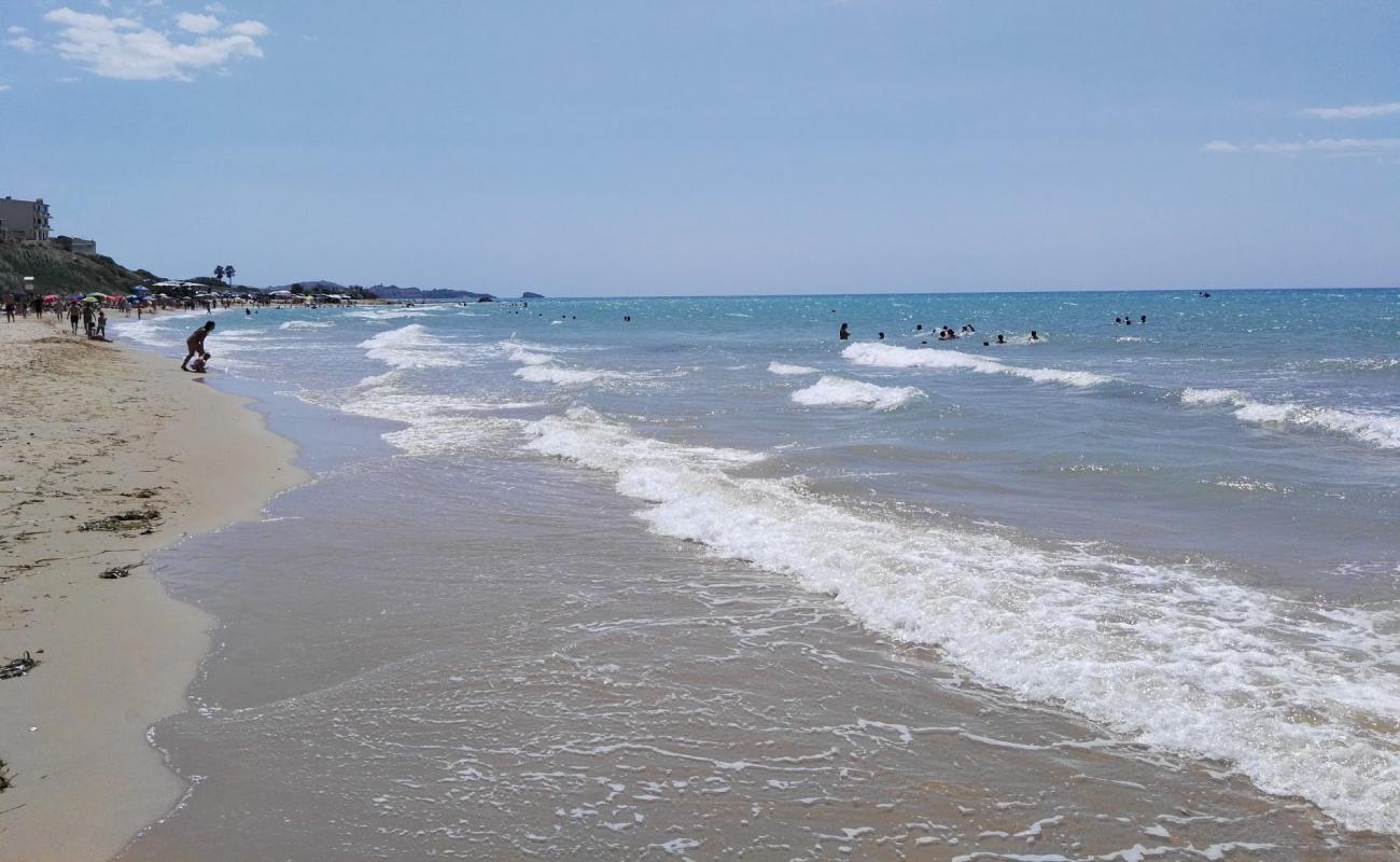 Ocean beach'in fotoğrafı bej kum ve çakıl yüzey ile