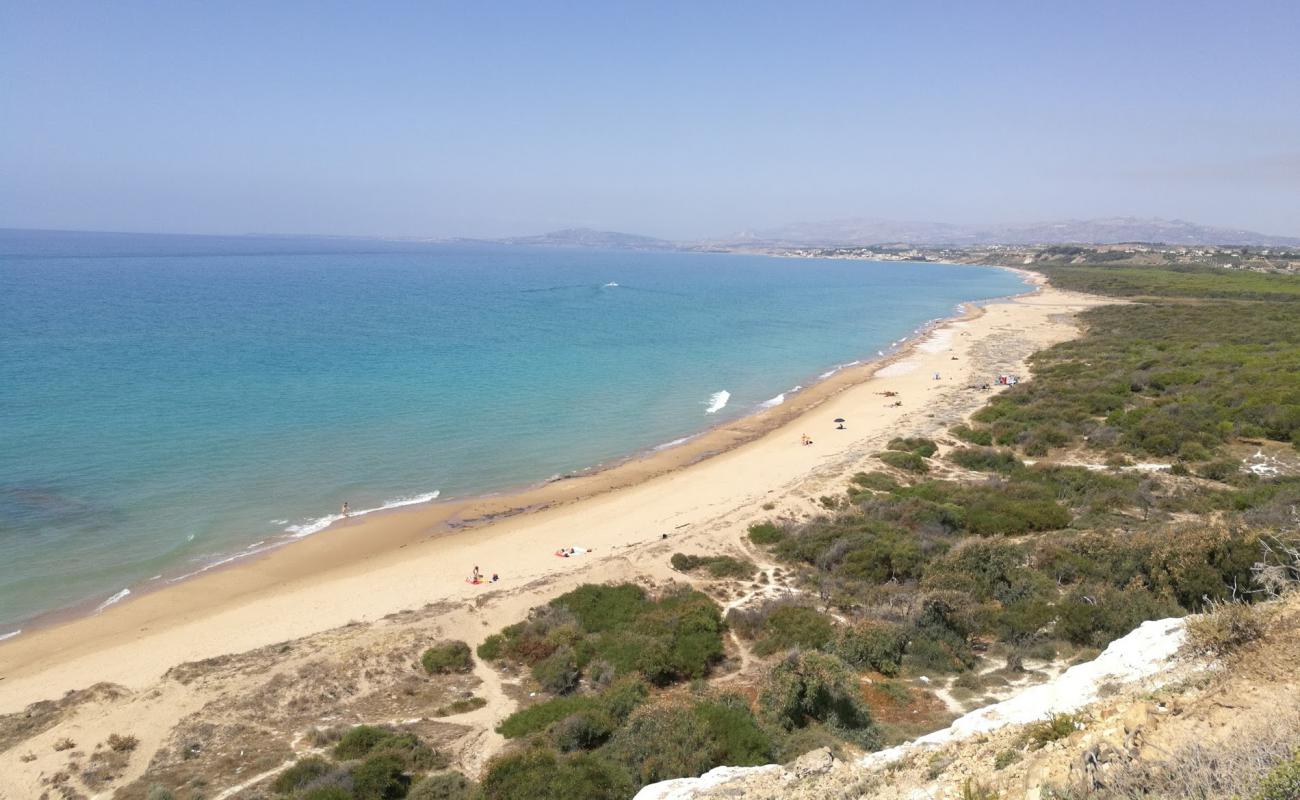 Spiaggia di Capo Bianco'in fotoğrafı bej kum ve çakıl yüzey ile