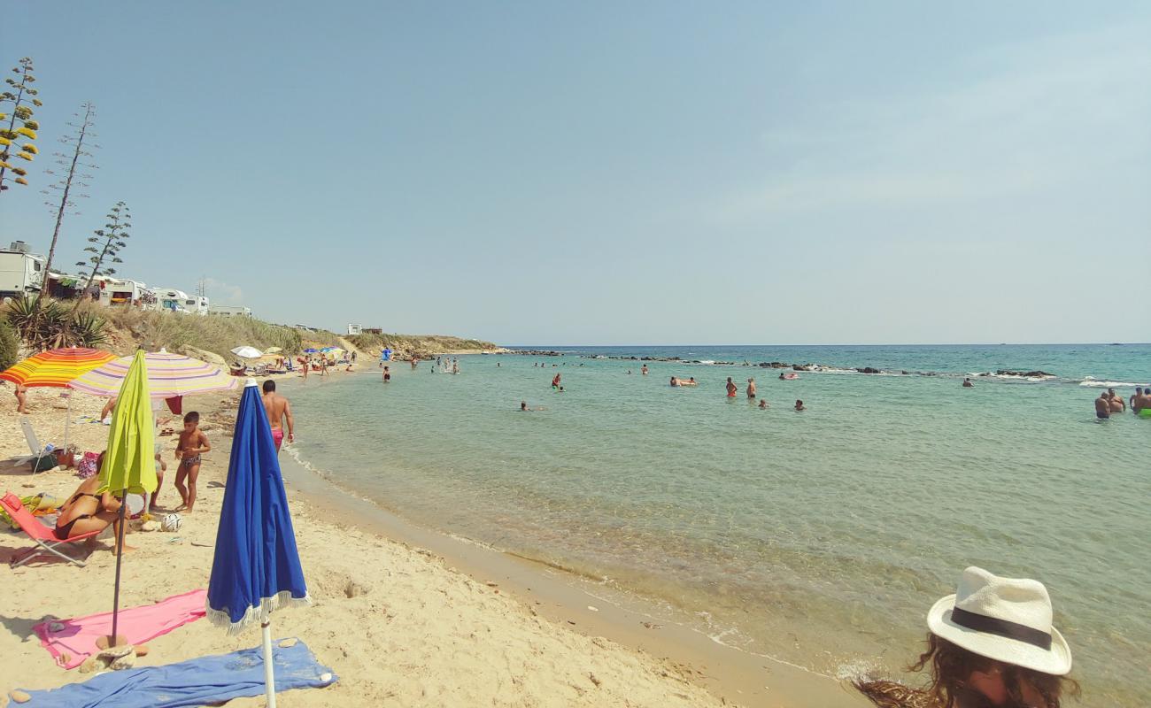 Spiaggia Fornace'in fotoğrafı bej kum ve kayalar yüzey ile