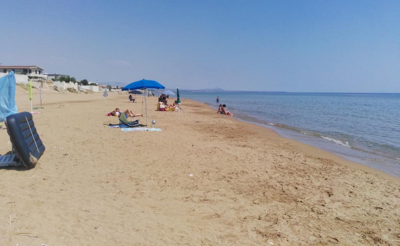 Triscina Beach'in fotoğrafı açık bej kum yüzey ile