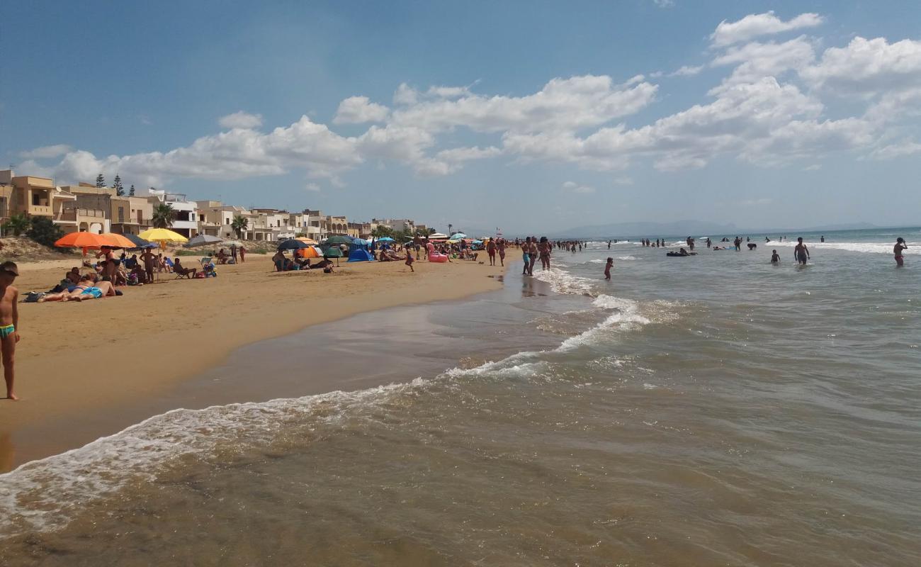 Spiaggia Tre Fontane'in fotoğrafı i̇nce bej kum yüzey ile