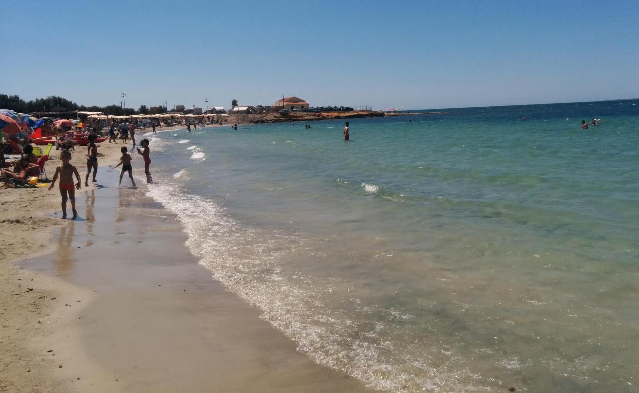 Spiaggia dell Stagnone Marsala'in fotoğrafı kahverengi kum yüzey ile