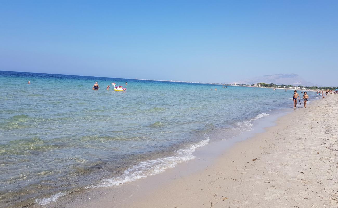 Spiaggia di Marausa'in fotoğrafı açık bej kum yüzey ile