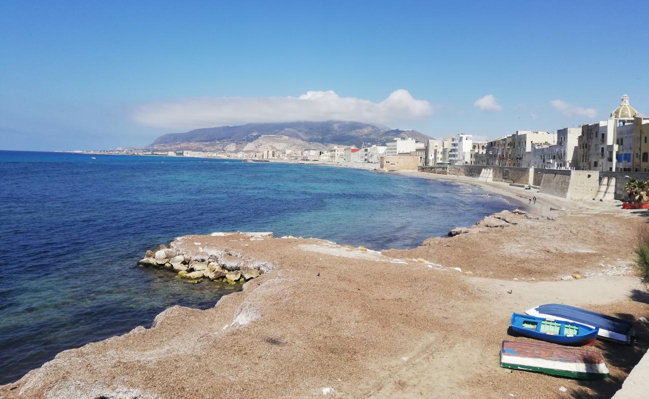 Spiaggia delle Mura di Tramontana
'in fotoğrafı açık bej kum yüzey ile