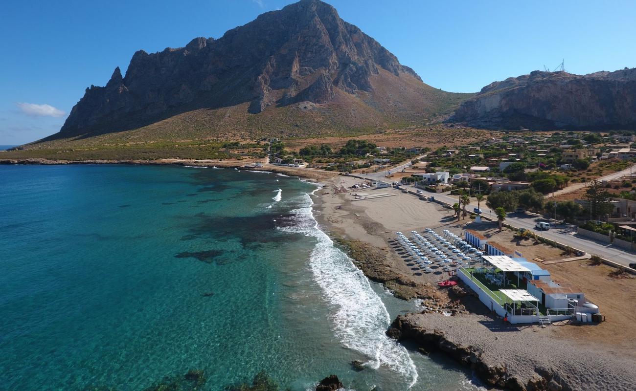 Baia di Cornino'in fotoğrafı açık bej kum yüzey ile