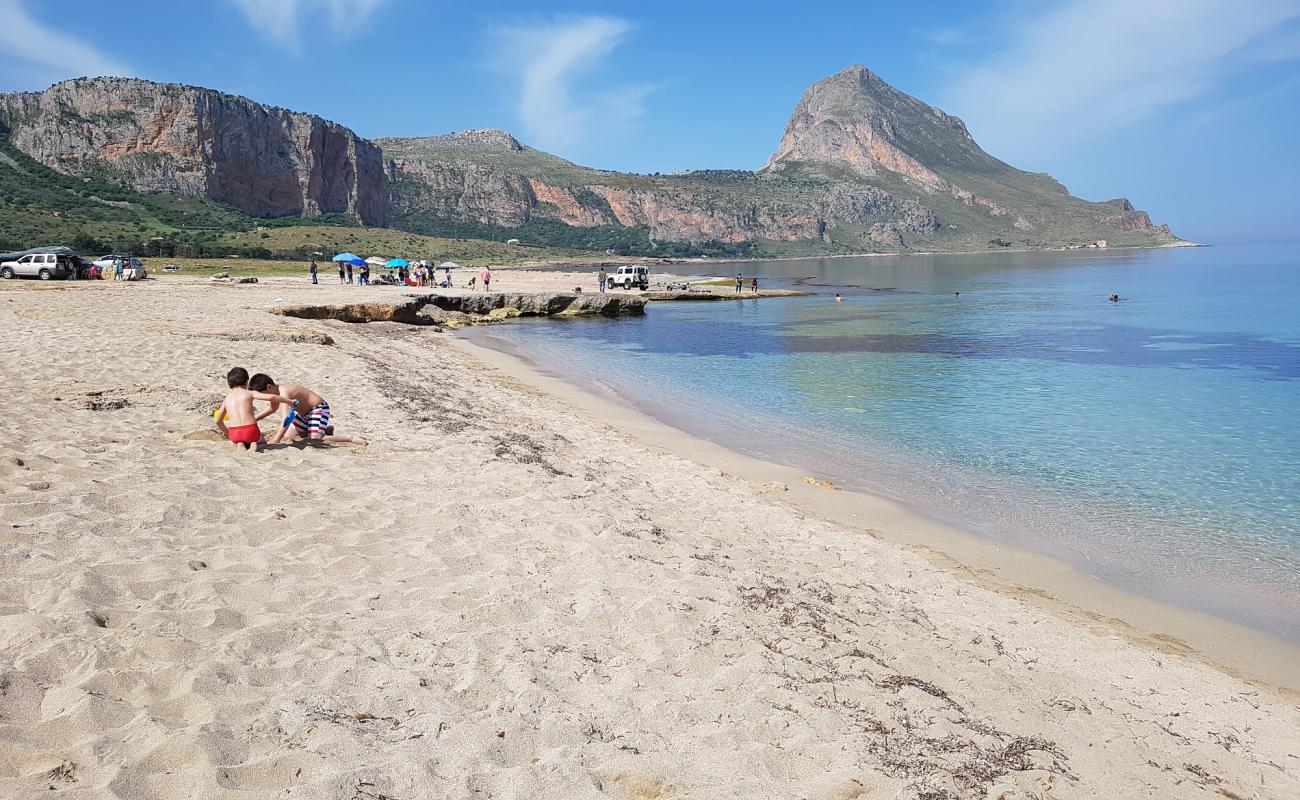 Spiaggia ‘A Chianca (La Lastra)'in fotoğrafı bej kum ve kayalar yüzey ile