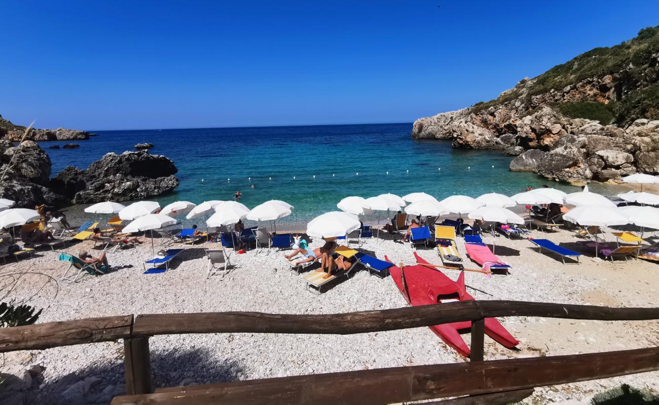 Cala Grottazza'in fotoğrafı bej çakıl yüzey ile