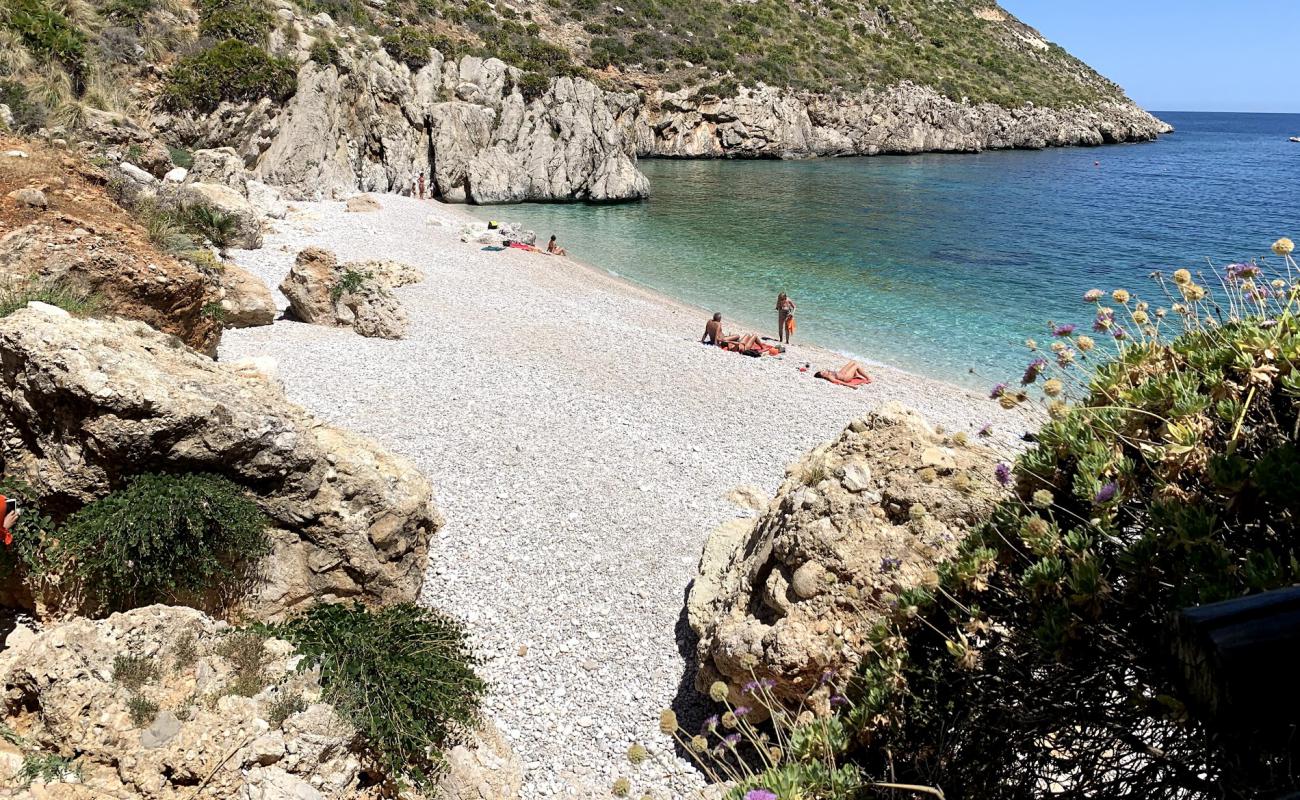 Spiaggia Riserva Naturale Orientata dello Zingaro'in fotoğrafı bej çakıl yüzey ile