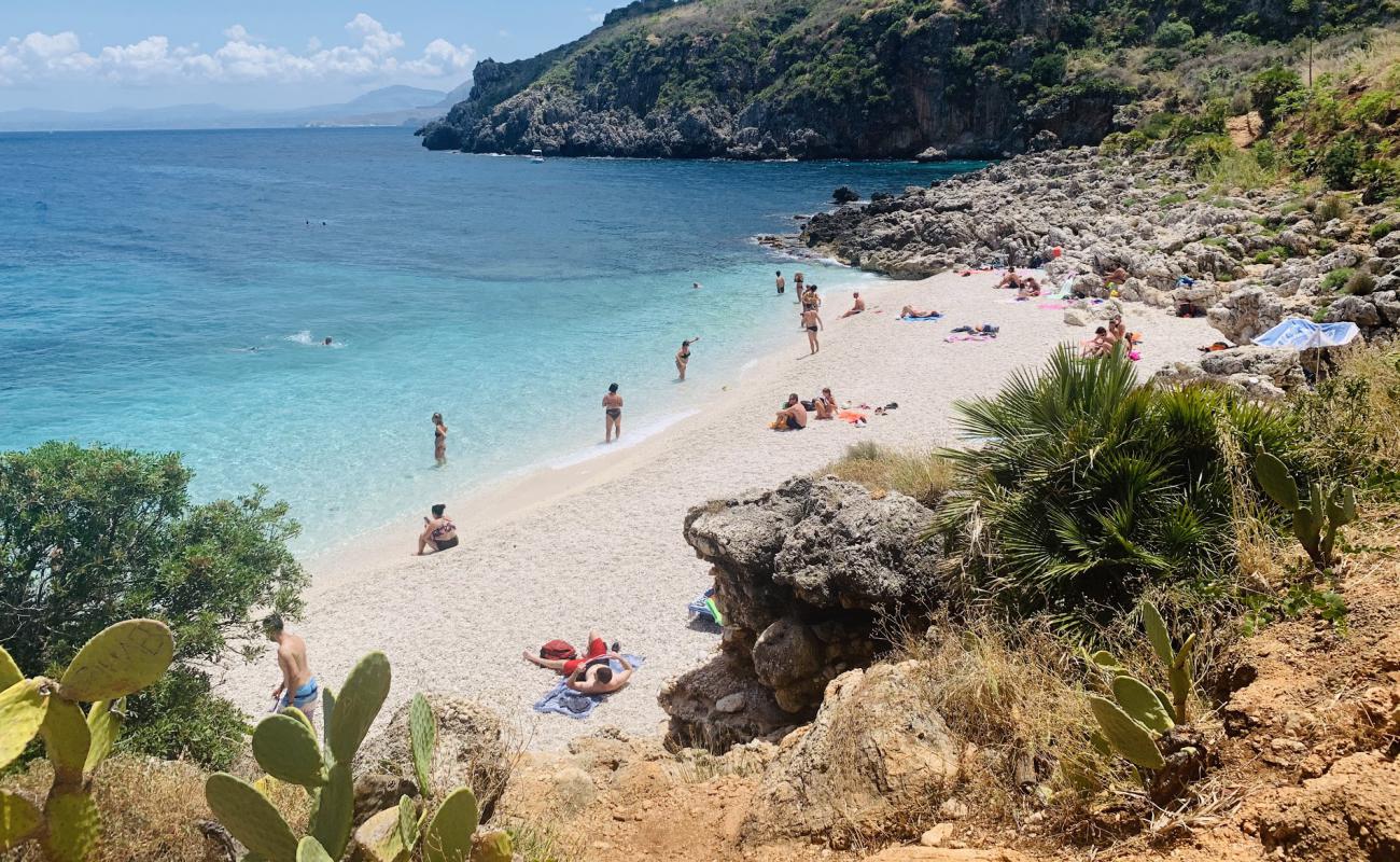 Cala Dell'uzzo'in fotoğrafı hafif ince çakıl taş yüzey ile