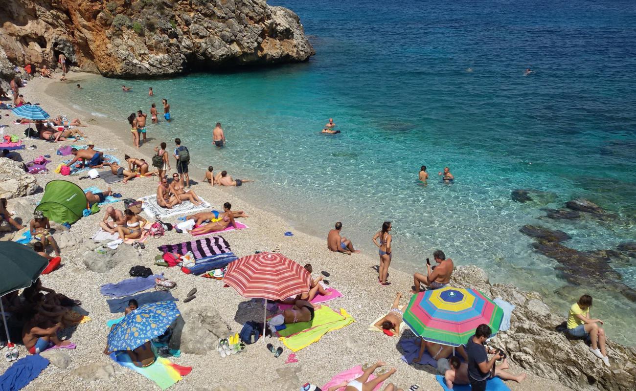 Cala Capreria'in fotoğrafı küçük bej çakıl yüzey ile