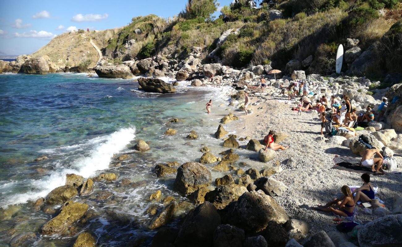 Scopello beach'in fotoğrafı bej çakıl yüzey ile