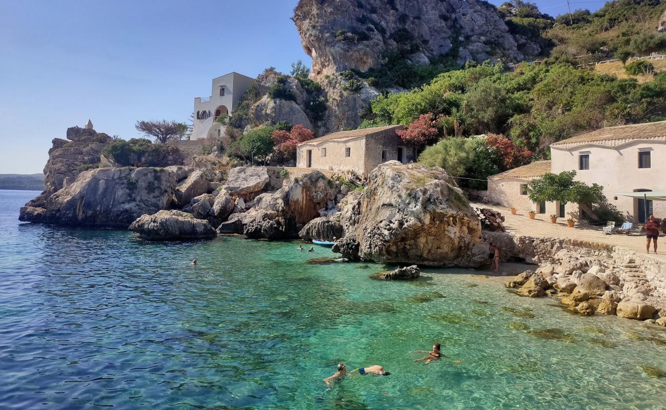 Spiaggia Tonnara Di Scopello'in fotoğrafı kayalık arazi yüzey ile