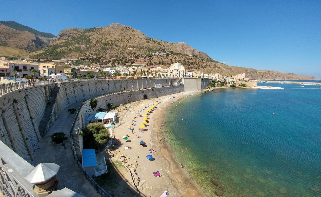 Cala Petrolo'in fotoğrafı bej kum ve çakıl yüzey ile