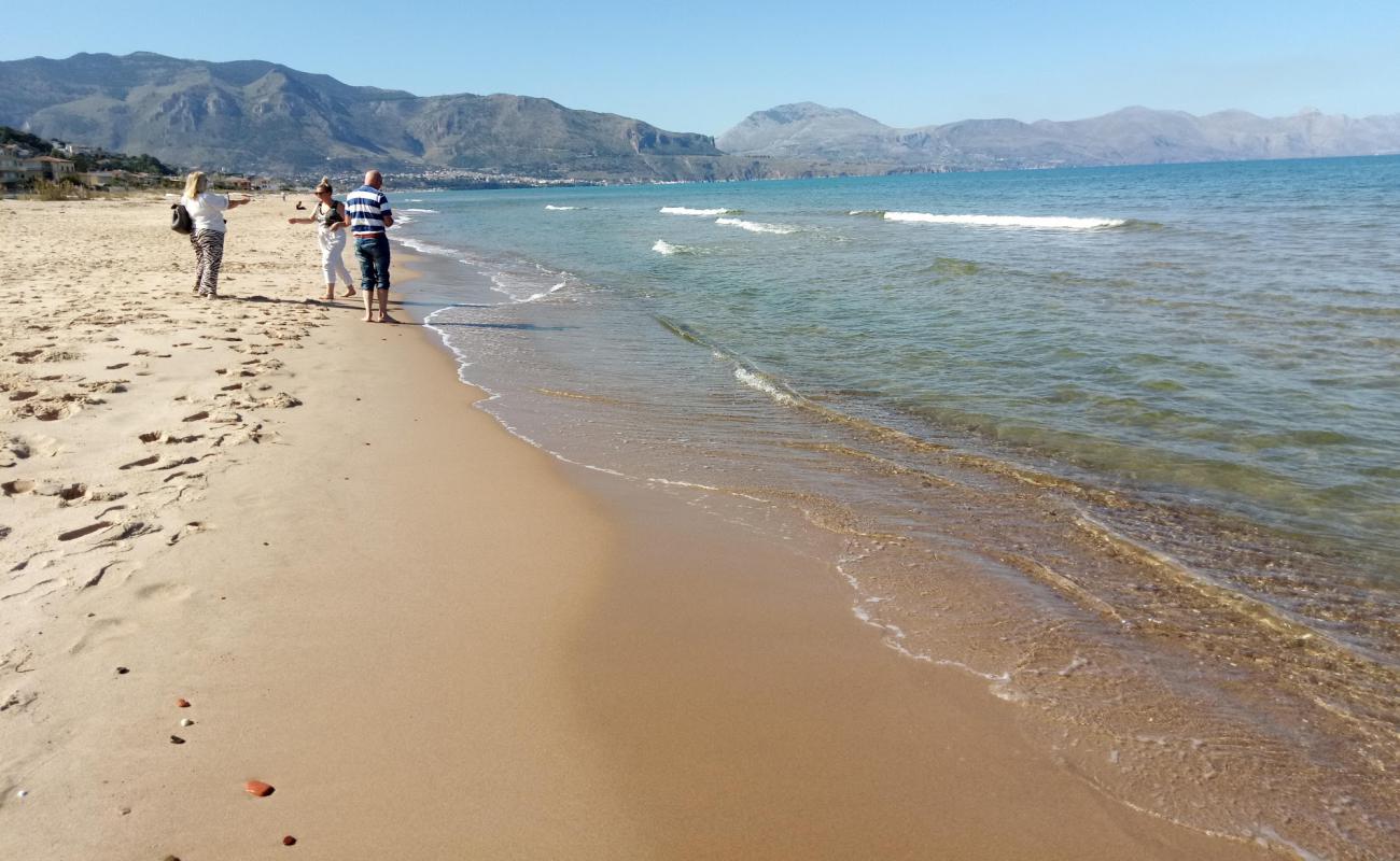 Spiaggia di Alcamo Cove'in fotoğrafı i̇nce bej kum yüzey ile
