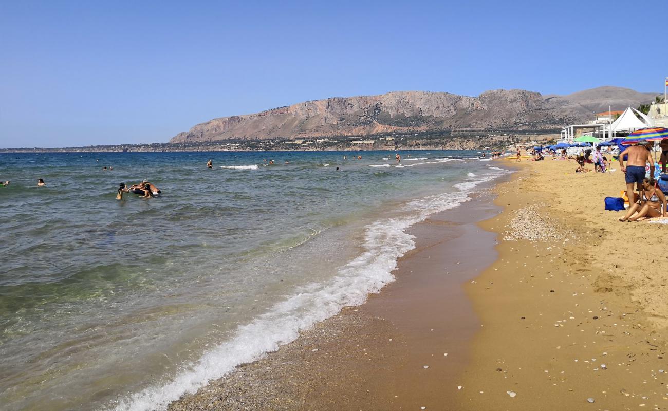 Piano Inferno Marina'in fotoğrafı parlak kum yüzey ile