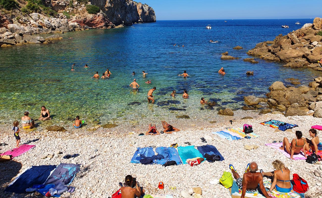 Cala Rossa'in fotoğrafı beyaz çakıl taş yüzey ile