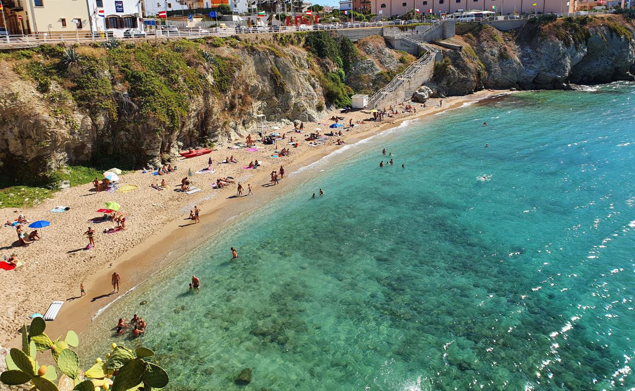 La Praiola beach'in fotoğrafı parlak kum yüzey ile