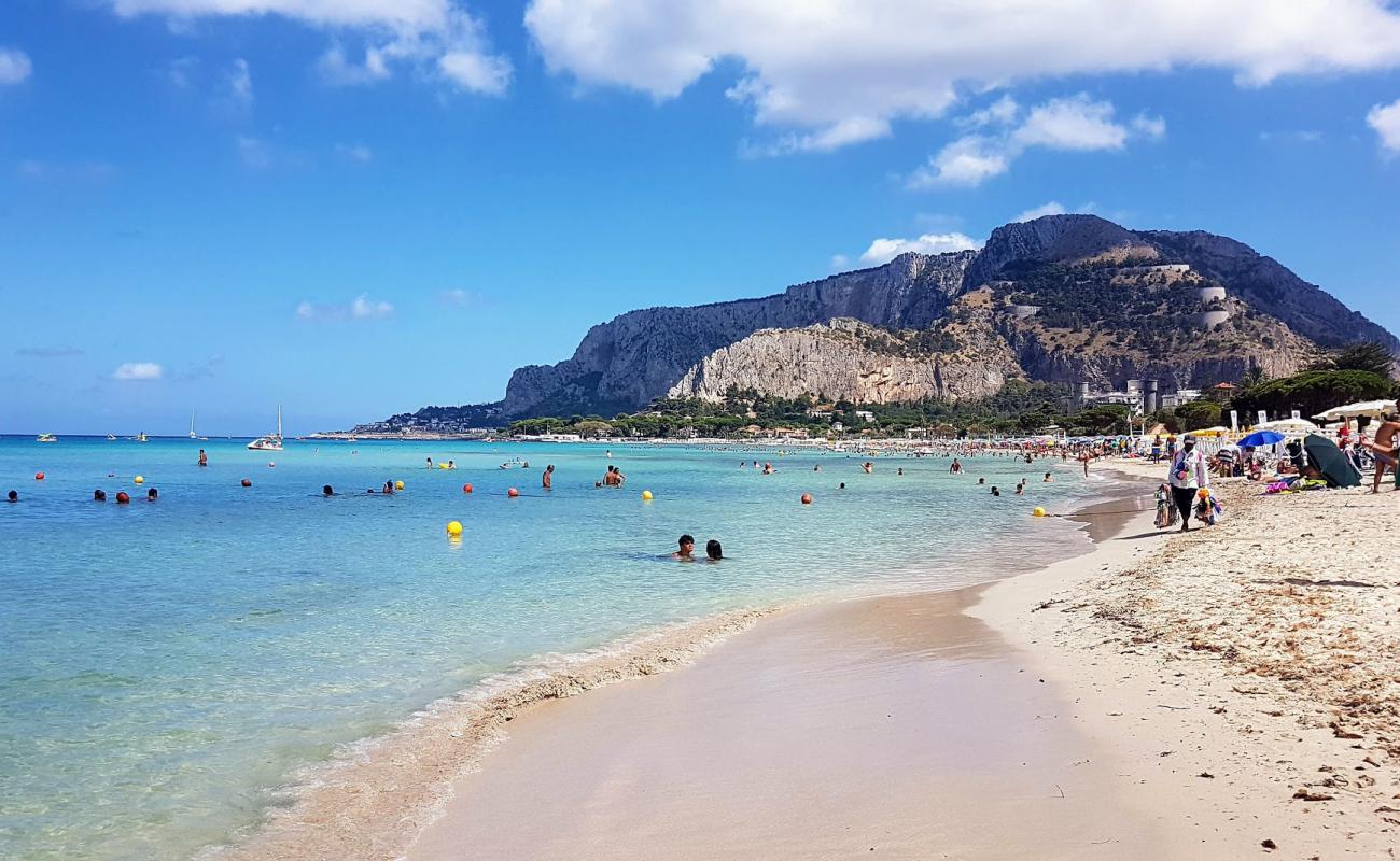 Mondello Plajı'in fotoğrafı parlak kum yüzey ile