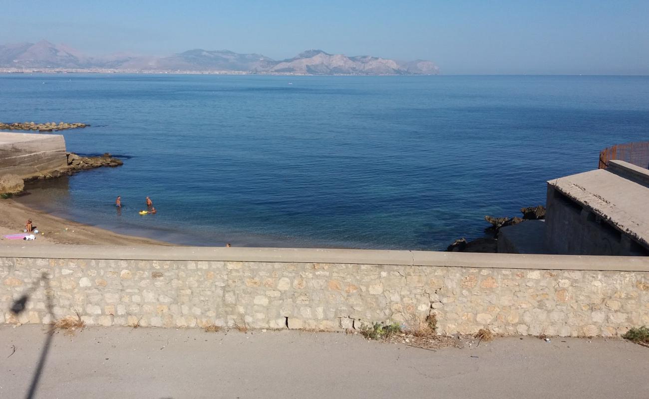 Aspra pier beach'in fotoğrafı küçük gri çakıllar yüzey ile