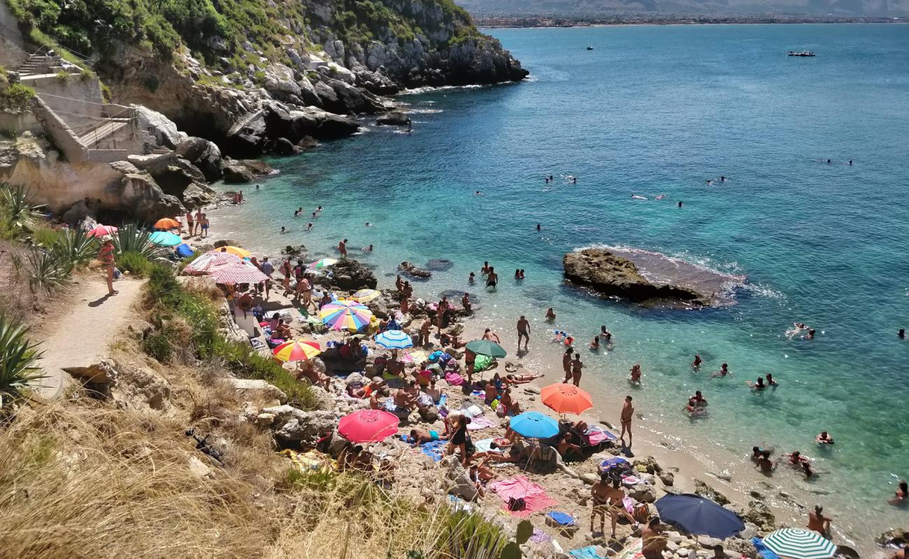 Spiaggia dei Francesi'in fotoğrafı taşlı kum yüzey ile