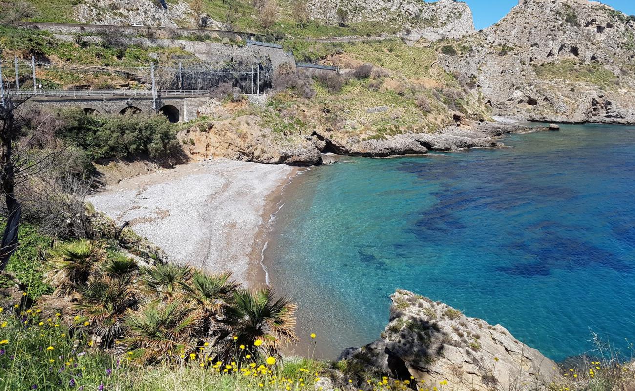 Norman Tower beach II'in fotoğrafı küçük gri çakıllar yüzey ile
