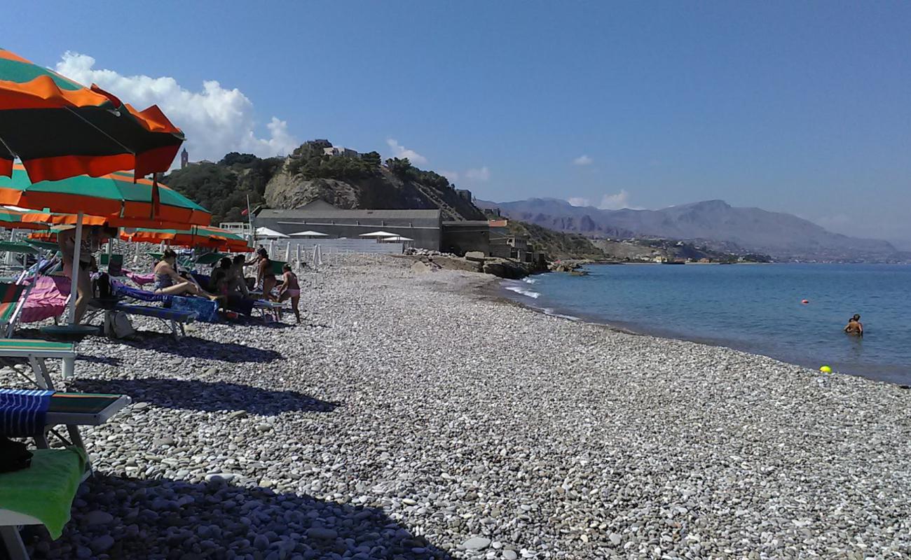 Sunset beach'in fotoğrafı hafif çakıl yüzey ile