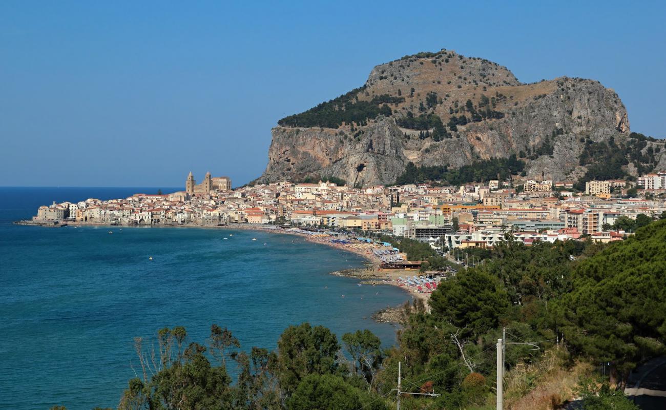 Cefalu Plajı'in fotoğrafı parlak kum yüzey ile