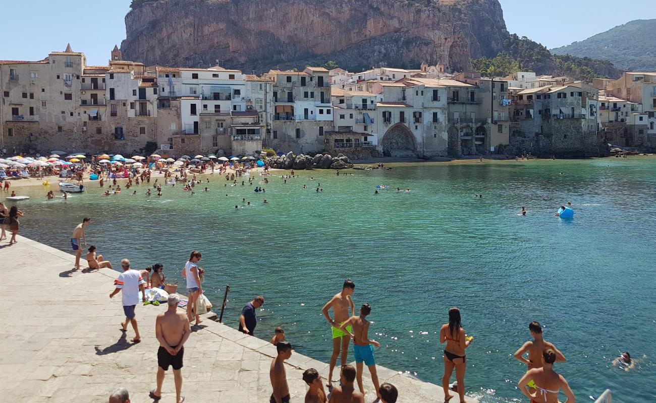 Spiaggia del Porto Vecchio'in fotoğrafı açık bej kum yüzey ile