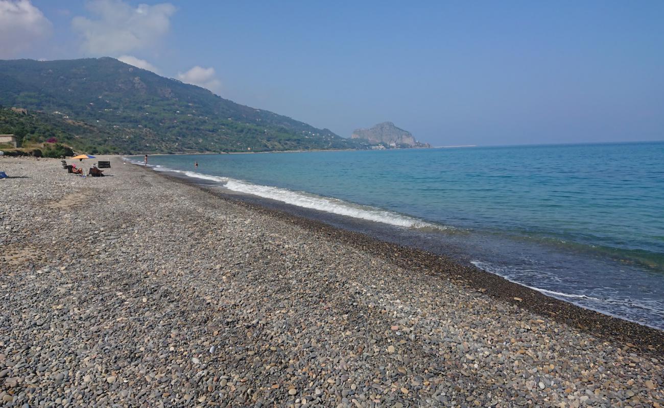Spiaggia degli Uccelli'in fotoğrafı gri kum ve çakıllar yüzey ile