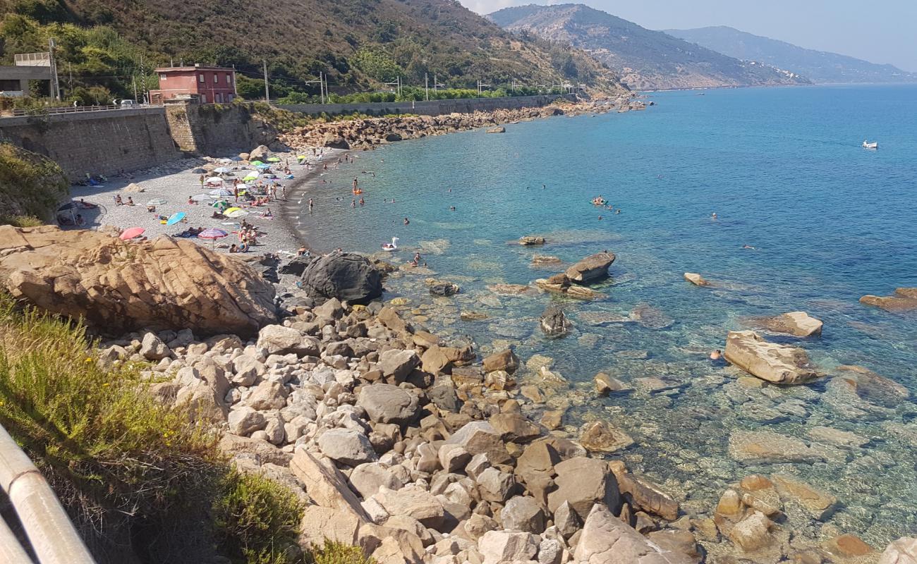 Spiaggia Santa Maria'in fotoğrafı gri çakıl taşı yüzey ile