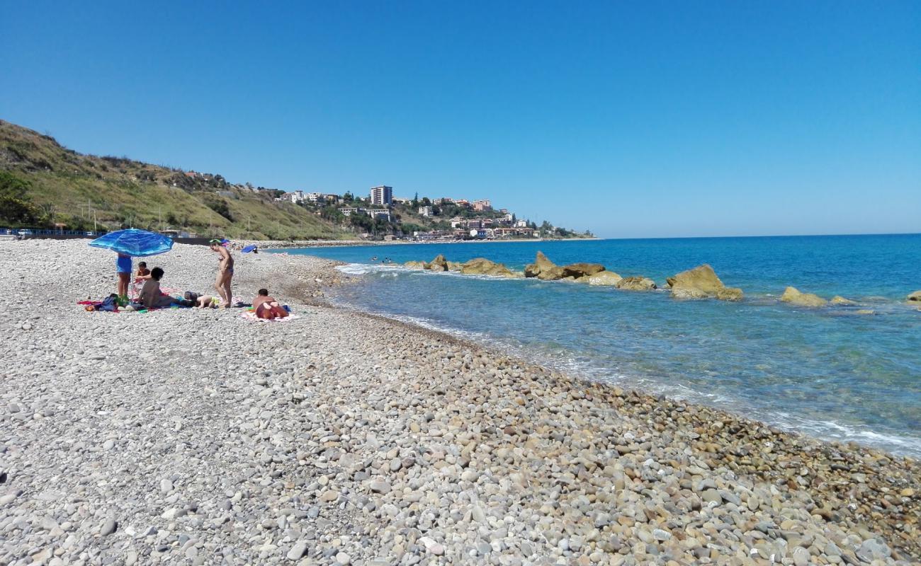 Spiaggia Santo Stefano di Camastra'in fotoğrafı gri çakıl taşı yüzey ile