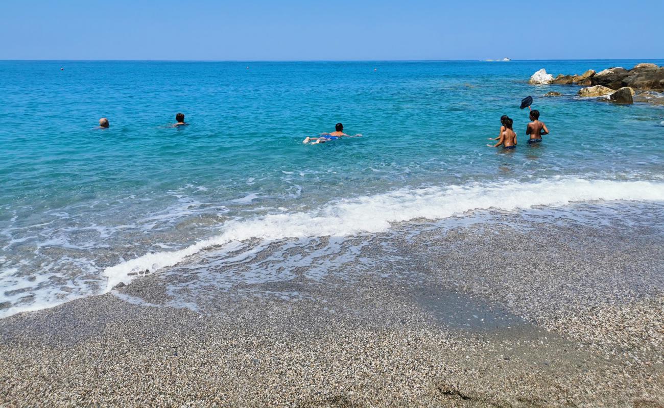 Capo d'Orlando'in fotoğrafı gri kum ve çakıllar yüzey ile