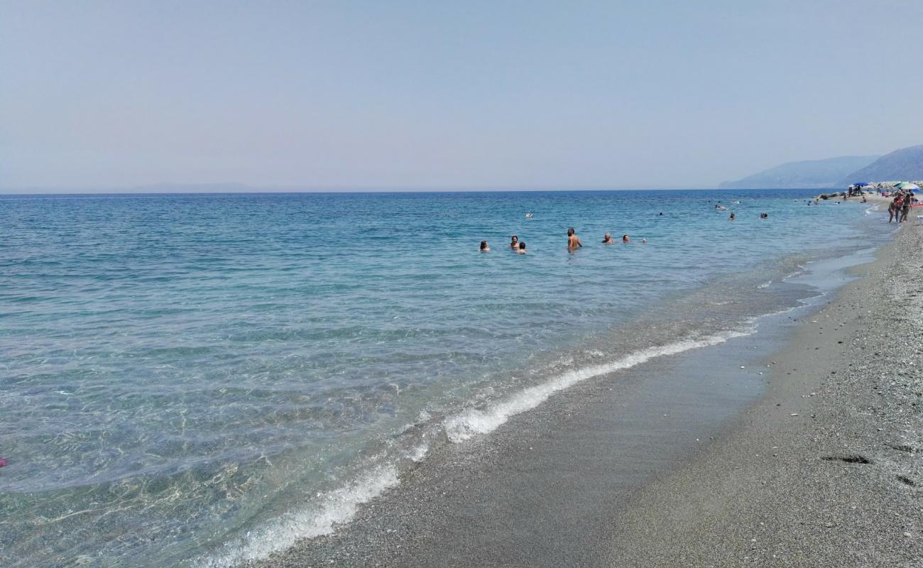 Spiaggia di San Gregorio'in fotoğrafı hafif çakıl yüzey ile