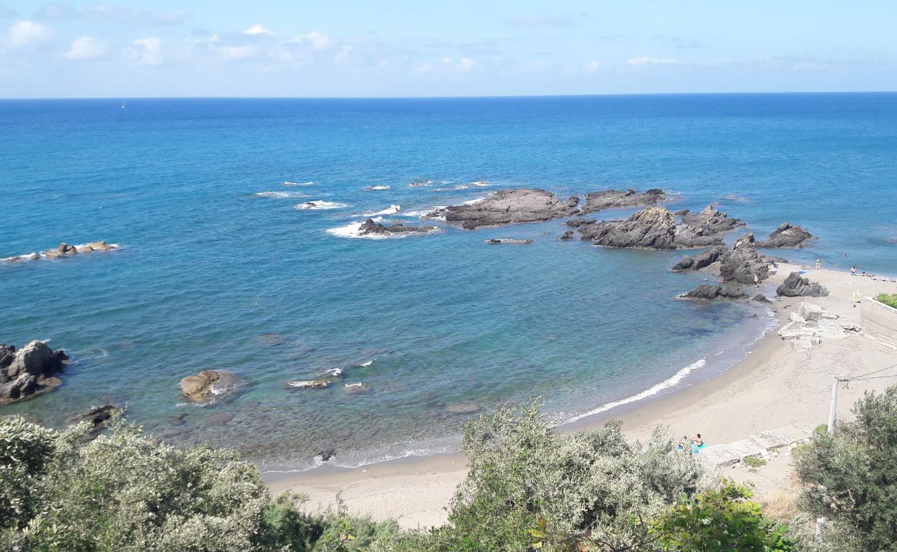 Spiaggia di Testa di Monaco'in fotoğrafı gri kum ve çakıllar yüzey ile
