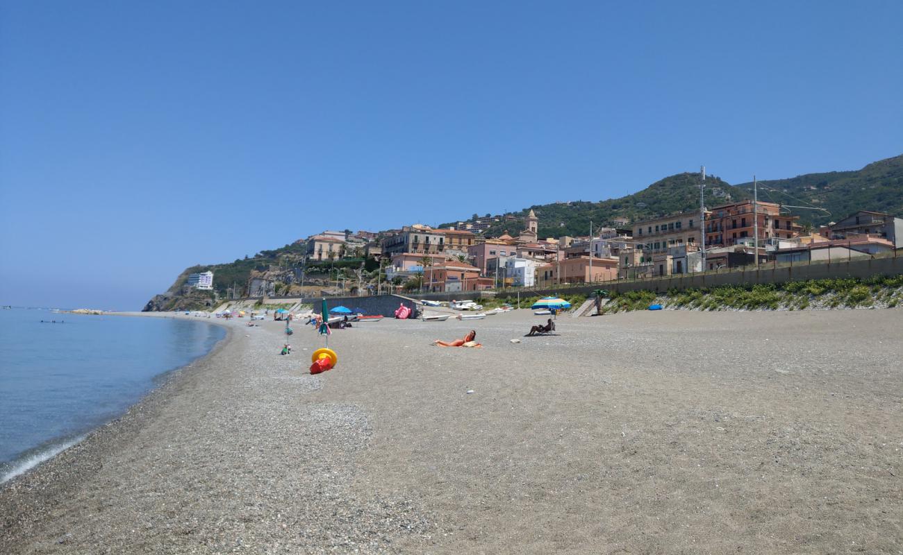 Gioiosa Marea Beach'in fotoğrafı gri çakıl taşı yüzey ile