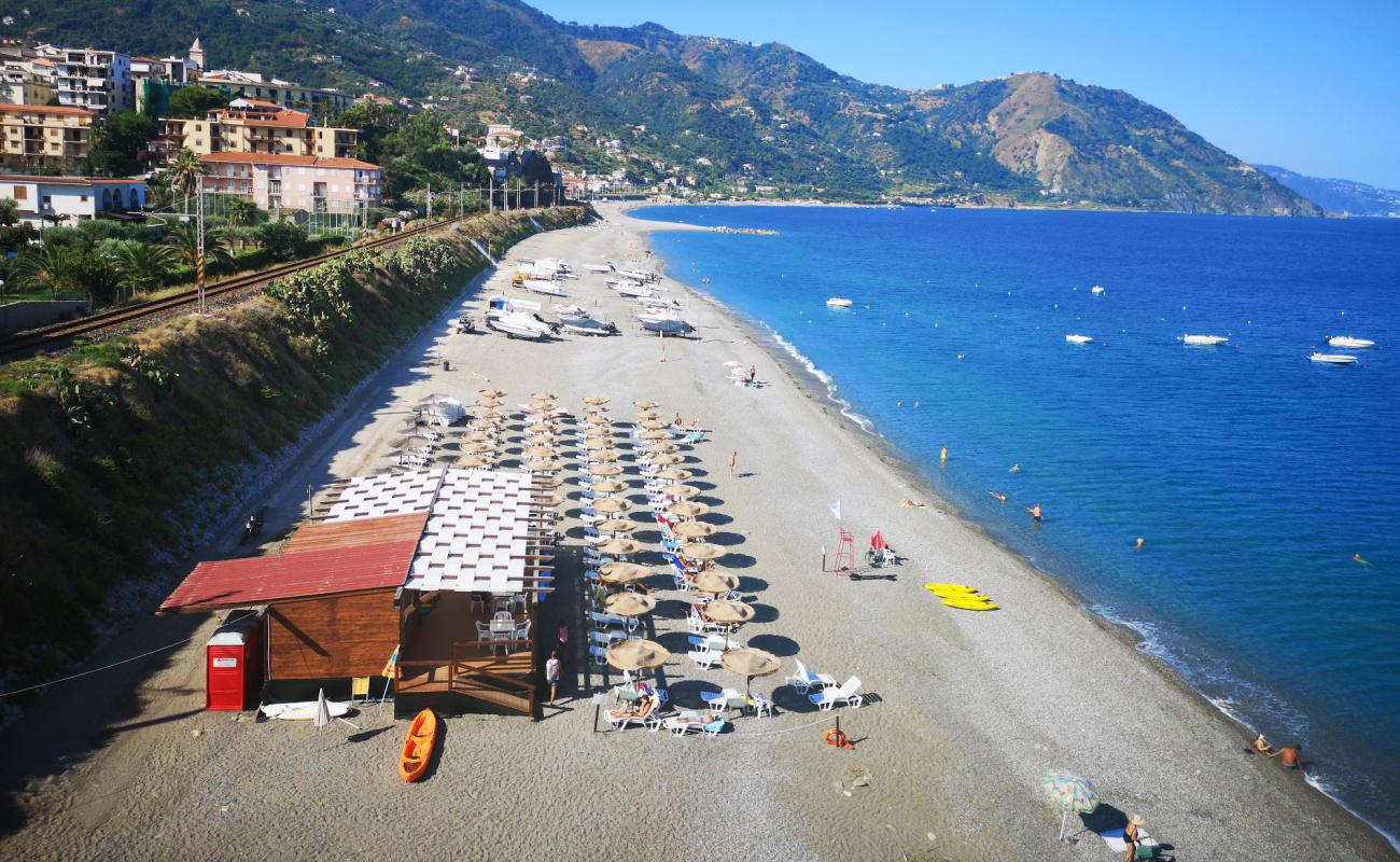 Capo Skino beach'in fotoğrafı gri ince çakıl taş yüzey ile