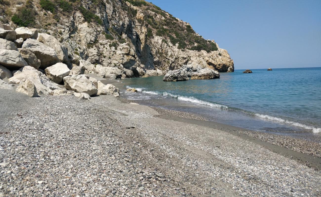 Spiaggia di Valle'in fotoğrafı küçük gri çakıllar yüzey ile