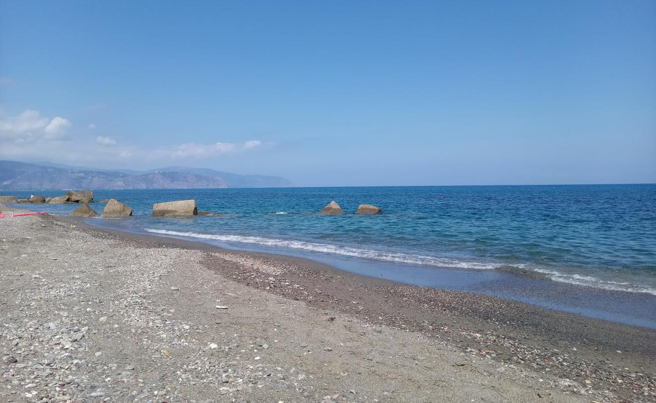 Marchesana Beach'in fotoğrafı gri kum ve çakıllar yüzey ile