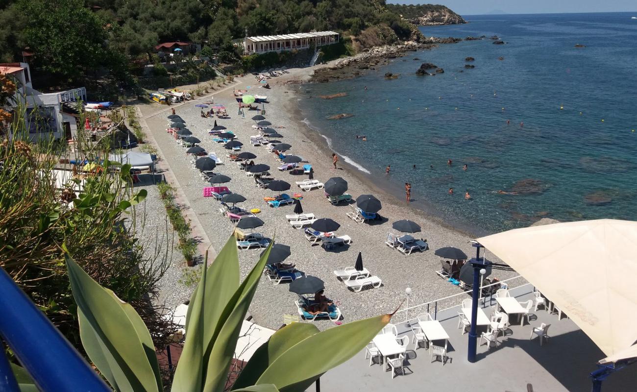 Spiaggia Brignulari'in fotoğrafı gri ince çakıl taş yüzey ile