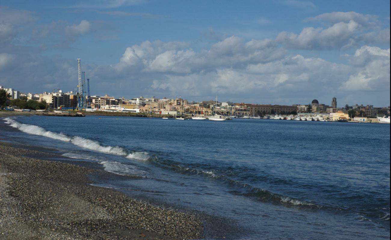 Spiaggia di Milazzo'in fotoğrafı gri çakıl taşı yüzey ile