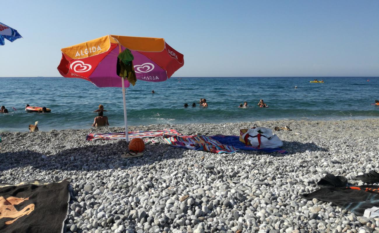 Spiaggia di Venetico'in fotoğrafı gri kum yüzey ile