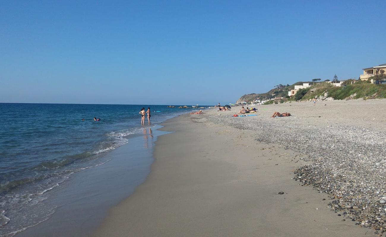 Spiaggia di San Saba
'in fotoğrafı açık bej kum yüzey ile